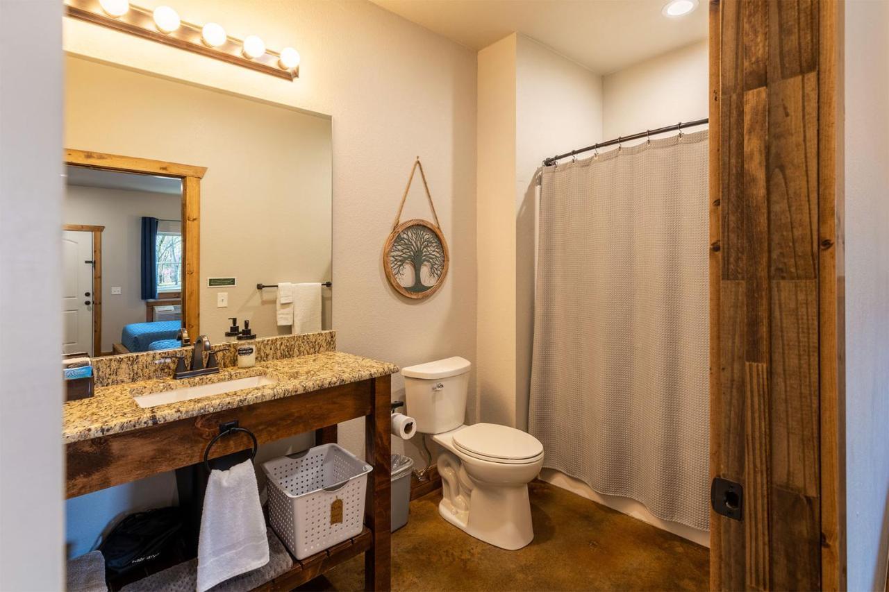 The Woods Lodging Kingston Bagian luar foto