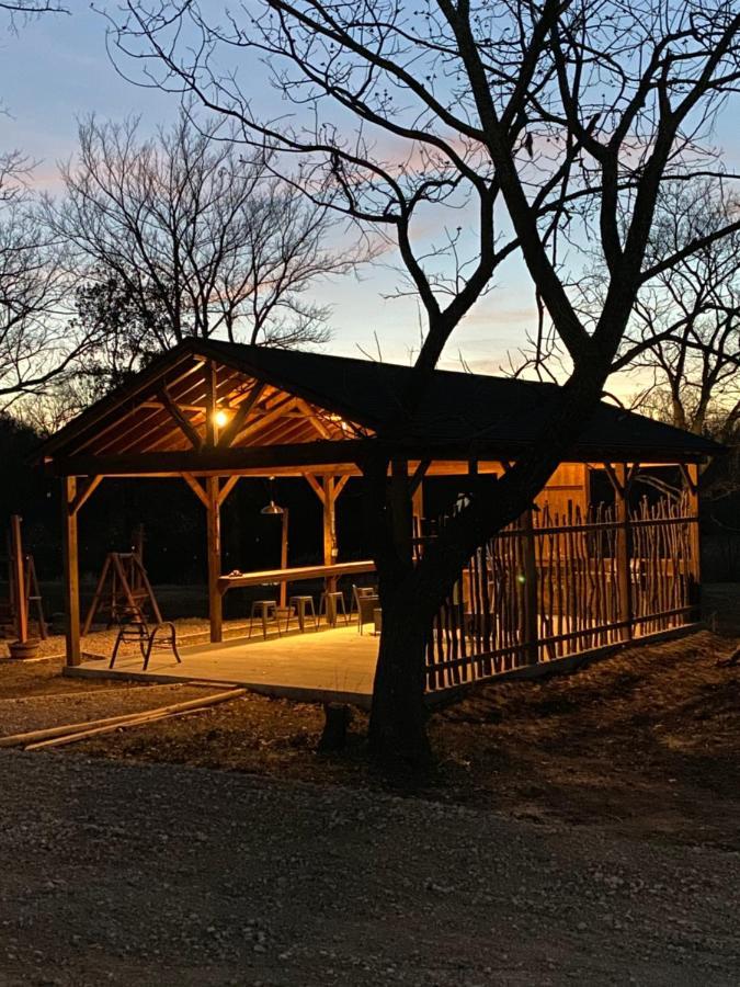 The Woods Lodging Kingston Bagian luar foto